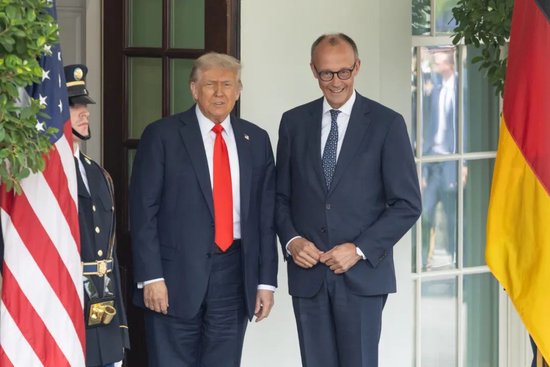  6月5日，美国总统特朗普在华盛顿白宫迎接到访的德国总理默茨。新华社记者胡友松 摄