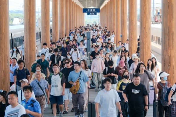 华盛配资 直击铁路返程高峰：广州南出站通道全开启，加开深圳方向动车